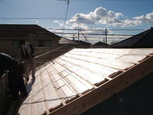 屋根葺せ作業③：垂木の間に断熱材：スタイロフォームを施工します。屋根の軽量化のため下した屋根土は屋根断熱の役目を果たしていました。それを撤去した代わりに部屋が暑くならないため施工をします。